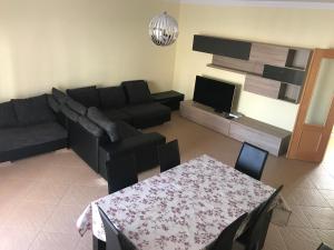 a living room with a couch and a table at Apartamento T3 AL-GHARB in Armação de Pêra
