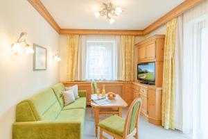 Telewizja i/lub zestaw kina domowego w obiekcie Hotel Pension Sonnleiten