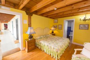 A bed or beds in a room at Hotel Rural Casa Xusto