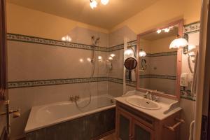 Koupelna v ubytování Hotel Kaiservilla + 20 fotografií