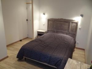 een slaapkamer met een groot bed in een kamer bij A la belle dame in Nogent-sur-Seine