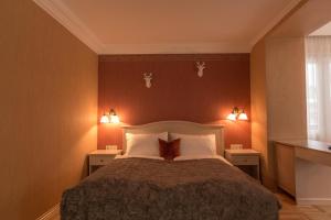 A bed or beds in a room at Hotel Kaiservilla