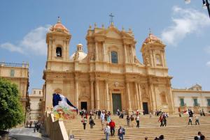 Hostia v ubytovaní Sabbia1 CaseSicule, Apartment in the City Center and beside the Main Square, Beach at 100 m, Wi-Fi