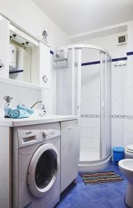 a washing machine in a bathroom with a shower at Sabbia1 CaseSicule, Apartment in the City Center and beside the Main Square, Beach at 100 m, Wi-Fi in Pozzallo