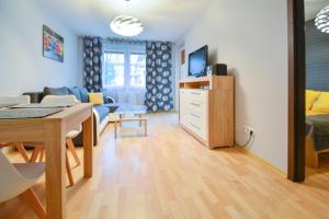 un soggiorno con cucina e una sala da pranzo di Nautilus - Apartament z sypialnią - Parking - ul Orzeszkowej 3 a Świnoujście