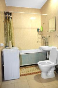 モスクワにあるApartment on Yartsevskayのバスルーム(トイレ、洗面台、バスタブ付)