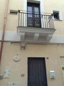 グロッターリエにあるCasa Caracciolo B&Bのバルコニーとドアのある建物