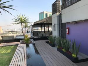 En have udenfor Studio Loft Polanco with POOL