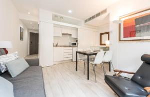 ein Wohnzimmer mit einem Sofa und einem Tisch in der Unterkunft Recoletos in Madrid
