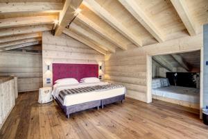 En eller flere senge i et værelse på Dolomiti Lodge Alverà + 65 billeder