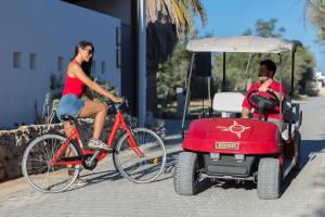 トッレ・リナルダにあるTorre Rinalda Beach Camping & Resortの自転車の女