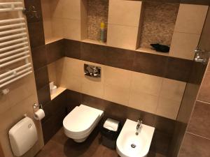 łazienka z toaletą i umywalką w obiekcie Apartments Poland Kazimierz w Krakowie