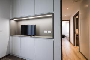 Televízia a/alebo spoločenská miestnosť v ubytovaní Milan Residence