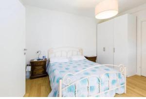 ボローニャにあるSant orsola villettaのベッドルーム1室(青と白の毛布付きのベッド1台付)