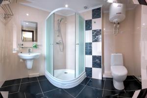 ein Bad mit einer Dusche, einem WC und einem Waschbecken in der Unterkunft Volna Resort in Svitlovodsʼk