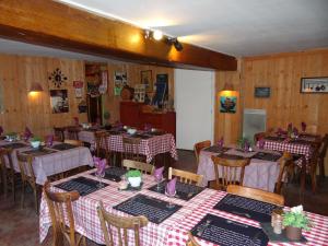 een restaurant met tafels en stoelen in een kamer bij A la belle dame in Nogent-sur-Seine