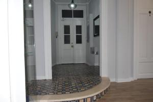 korytarz z drzwiami i podłogą wyłożoną kafelkami w obiekcie Megaron11 Apartments w Salonikach