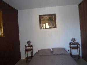 1 dormitorio con 1 cama y 2 mesitas de noche en Luna verde, en Porto Vecchio