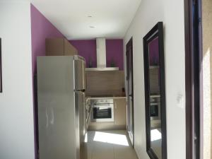 ポルト・ヴェッキオにあるLuna verdeの紫の壁のキッチン(白い冷蔵庫付)