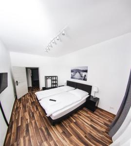 een slaapkamer met een groot bed in het midden van de kamer bij Bedroom in Neurenberg