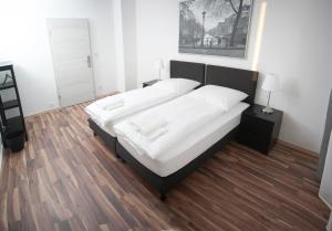 een slaapkamer met twee bedden met witte lakens bij Bedroom in Neurenberg