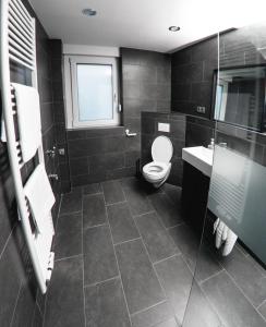 een badkamer met toilet en wastafel bij Bedroom in Neurenberg