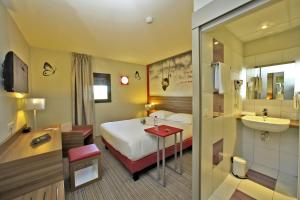 a hotel room with a bed and a sink at ibis Styles Castres in Castres
