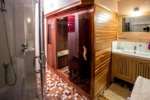 a bathroom with a shower and a sink at Gite Chez Mimie in Breitenbach-Haut-Rhin +30 photos