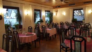 een feestzaal met tafels en stoelen in een kamer bij Frankenstube-Winkelhaid in Winkelhaid
