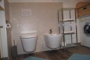 DaianoにあるCasa dei Lariciのバスルーム(トイレ、洗面台付)