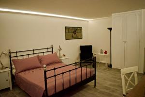 ローマにあるPantheon Rhomeのベッドルーム1室(ベッド1台、デスク、椅子付)