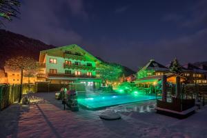 Bazén v ubytovaní Hotel Riederhof- Urlaub mit WAU! alebo v jeho blízkosti
