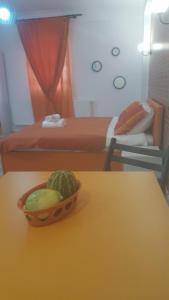 un bol de pastèque assis sur une table dans une chambre dans l'établissement Pensiune Spital Fundeni, à Bucarest