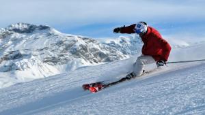 Um homem está a esquiar numa montanha coberta de neve. em Serik & Geora Guesthouse em Sevan
