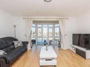 Gallery image of Waterside House in Southampton +19 photos