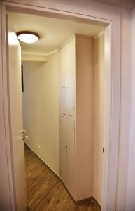 een lege kamer met een kast en een deur bij Fabio Guest House Deluxe in Rome