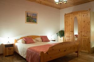 una camera con letto in una stanza con soffitti in legno di Apartments Ivančič a Kobarid