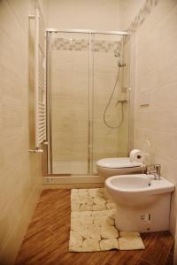 een badkamer met een douche, een toilet en een wastafel bij Fabio Guest House Deluxe in Rome