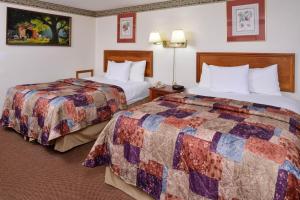 una habitación de hotel con 2 camas en una habitación en Red Carpet Inn Ronks, en Ronks