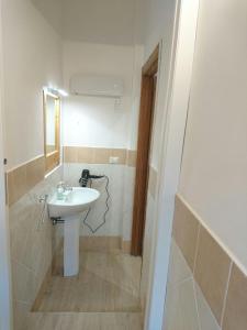 Ragalna的住宿－塞拉拉納夫住處酒店，一间带水槽和镜子的浴室