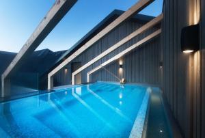 una piscina sul tetto di un edificio di Hotel Berg by Keflavik Airport a Keflavík