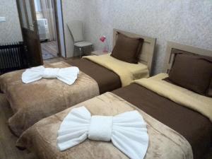 Una habitación de hotel con dos camas con pajaritas. en Apartment Avlabari (In old Tbilisi), en Tiflis