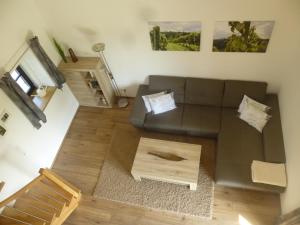 ein Wohnzimmer mit einem Sofa und einem Couchtisch in der Unterkunft Ferienhaus Gründl in Leibnitz