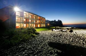 a building with a light on the side of a beach at Lanai at the Cove in Seaside