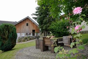 ヴィリンゲンにあるLandhaus Alpinaの木製のベンチ付きの庭園