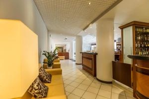 lobby z barem i restauracją w obiekcie UNA HOTELS Occhiobello w mieście Occhiobello
