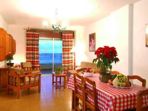 uma cozinha e sala de jantar com uma mesa com frutas em Bertur Tao em Almuñécar