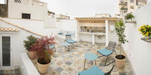 un patio con sedie e tavoli all'interno di un edificio di Borgorosa Dimora In Puglia ad Andria