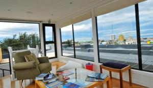 ein Wohnzimmer mit Blick auf eine Stadt in der Unterkunft Hotel Ilaia in Punta Arenas