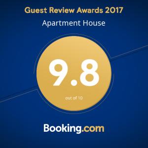 ein gelber Kreis mit den Worten "Gästebewertung Auszeichnung Ernennungshaus" in der Unterkunft Apartment House in Costa da Caparica